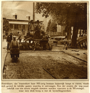 350422 Afbeelding van een asfalteermachine en wegwerkers tijdens werkzaamheden op de Westsingel te Amersfoort.